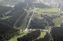 Aus der Luft (etwa von Südwesten): der Herrloh mit St.-Georg-Schanze, Skiliften, Mattenschanzen (links) und einigen Häusern von Winterberg