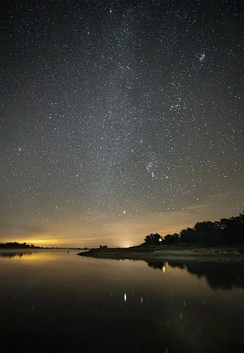 Das Wintersechseck wurde am 7.&nbsp;Oktober 2019 um 04:45&nbsp;Uhr in Besandten/Brandenburg in Himmelsrichtung Ostsüdost aufgenommen. Capella (nahezu im Zenit) bildet die Spitze des Sechsecks. Im Wasser spiegelt sich Sirius.
