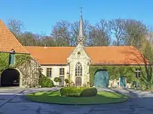 Wirtschaftsgebäude und Kapelle der Honeburg von Süden