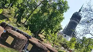 Gärtnerische Gestaltung mit ursprünglich entsorgten Pflanzen auf der schwebenden Kompoststadt als Paradiesgarten zur Weltausstellung 2017 gegenüber der Schlosskirche (Lutherstadt Wittenberg), an der Martin Luther 500 Jahre zuvor seine 95 Thesen angeschlagen hat