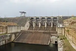 Wivenhoe-Staudamm: Fluttore zum Ablassen von Wasserspitzen