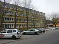 Sekundarschule „Hermann Kasten“, im Hintergrund die J. H. Pestalozzi Schule