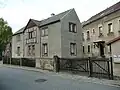 Wohnhaus in offener Bebauung und Ecklage