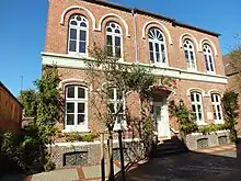 Das Wohnhaus Westerstraße 9, „Bürgermeister Becker Haus“, gebaut 1861. Repräsentatives privates Wohnhaus in der Altstadt von Esens. Wohnhaus des Künstlers Cyrus Overbeck von 2003 bis 2020.
