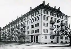 Häuserfront der Wohnsiedlung Zurlingen entlang der Badenerstrasse