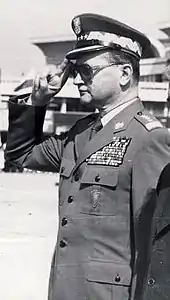 Der ehemalige Präsident und General Wojciech Jaruzelski beim Salutieren (1980)