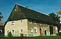 Bauernhaus mit Bögen an Fenster u. Türen