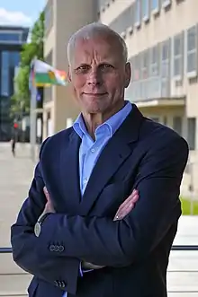 Bild des Abgeordneten des Sächsischen Landtages Wolf-Dietrich Rost vor dem Landtagsgebäude.