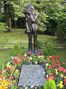 Grab Wolfgang Mattheuers mit Bronzeplastik „Gesichtzeigen“
