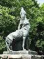 Tierskulptur von heulenden Wölfen