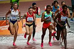 Am Wassergraben (v.&nbsp;l.&nbsp;n.&nbsp;r.): Alice Finot, Luiza Gega, Marwa Bouzayani, Sembo Almayew, Parul Chaudhary, Peruth Chemutai (fast komplett verdeckt), Maruša Mišmaš Zrimšek, Jackline&nbsp;Chepkoech