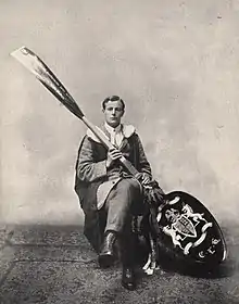 Bild von 1909: Mann hält den riesigen Wooden Spoon der University of Cambridge