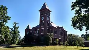 Das Woodruff County Courthous in Augusta (2015). Dieses 1900 im Stile der Neoromanik errichtete Courthouse ist seit Dezember 1982 im NRHP eingetragen.
