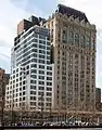 World Center Hotel (links) und 90&nbsp;West Street 2015, Blick von der 9/11&nbsp;Memo­rial-Gedenk­stätte