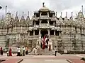 Adinatha-Tempel, Aufgang und Portikus