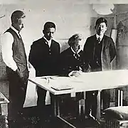 v. l. n. r.: John Lloyd Wright, Arata Endō, Frank Lloyd Wright und Aisaku Hayashi