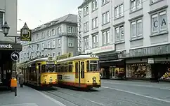 Heckansicht mit linksseitiger Tür des GTW-D8 245 (rechts) am Dominikanerplatz, links GT-H 274 (1980)