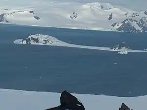 Blick vom Ravda Peak auf der Livingston-Insel über Half Moon Island hinweg zum Wulfila-Gletscher