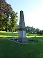 Obelisk mit Einfriedung