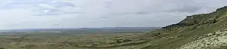 Blick von der Westflanke des Steamboat Mountain über die Killpecker Dunes nach Süden zu den Leucite Hills i. e. S., mit Black Rock (ganz links) und Spring Butte (Mitte links) als nächste Erhebungen