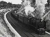 Der Wagen im Einsatz hinter einer Lokomotive der VR-Klasse X um 1950