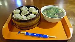 Xiaolongbao als Beilage zur Nudelsuppe