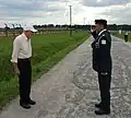 Schabtai bei einem Besuch des KZ Auschwitz-Birkenau. Ehrfürchtig grüßt er den Holocaust-Überlebenden Mordechai Chechenover