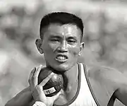 Yang Chuan-Kwang beim Kugelstoßen während des olympischen Zehnkampfes 1960, bei dem er Silber gewann