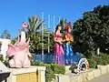 Drei Plastikfiguren: Elefant mit erhobenem Rüssel, Frau mit rosa Kleid, Mann mit Turban und blauen Pluderhosen