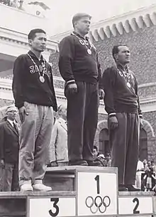 Yoshihisa Yoshikawa mit Alexei Guschtschin und Machmud Omarow bei der Medaillenzeremonie 1960 (v. l. n. r.)