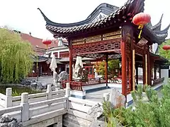 Chinesische Architektur vor der Terrasse am Teehaus