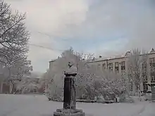 Rudanowski-Denkmal neben dem Kino Komsomolez