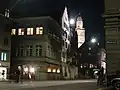Zunfthäuser «zur Saffran» (links), «zur Haue» (Kämbel) und «zum Rüden». Ganz rechts das Rathaus, im Hintergrund das Grossmünster.
