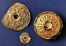 Goldscheibenfibeln aus dem Fürstengrabhügel Sonnenbühl (La-Tène-Zeit)