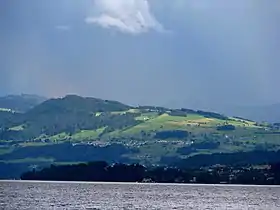 Feusisberg unter dem Etzel vom Zürichsee aus