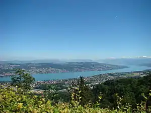 Blick vom Üetliberg auf den Zürichsee und die Glarner Alpen