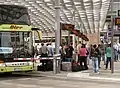 Bussteige mit Anzeigetafeln