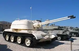 Israelischer Flakpanzer ZSU-57-2 auf T-54/55-Fahrgestell, auffallend ist das veränderte Fahrwerk