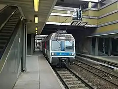 Vom Bahnhof Saint-Lazare kommender Transilien-Vorortzug der Baureihe Z 6400 bei der Einfahrt (2018)