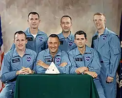 Apollo 1 – v. l. n. r. Erstbesatzung (sitzend) Ed White, Gus Grissom, Roger Chaffee sowie Zweitbesatzung (stehend) David Scott, James McDivitt, Russell Schweickart