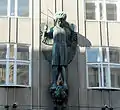 Ferdinand Andri: Skulptur des Erzengel Michael an der Fassade