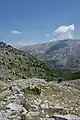 Blick von der Lunxhëria, der gegenüberliegenden Talseite auf Dhëmbel und Nivan unterhalb des Gipfels