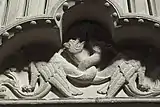 Zwei Drachen unter einem Dreipassbogen