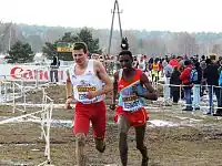 Krzysztof Żebrowski (hier in führender Position bei einem Crosslauf) schied als Elfter seines Vorlaufs&nbsp;aus