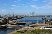 Schleusentor zum Vorhafen geschlossen, davor das Klapp­brückenpaar der Nordseite