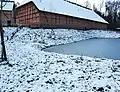 Rückseite mit vereistem Löschwasserteich