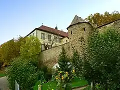 Mittelalterliche Stadtbefestigung und heutiges Finanzamt im Hintergrund
