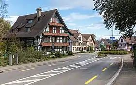 Gemeindehaus und zentraler Kreisel
