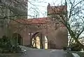 Brunnenturm mit zweibogiger Brücke außerhalb der Kernburg am Berghang