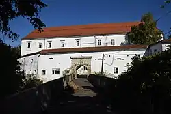 Blick vom Aufgang zum Torhaus ins Schloss